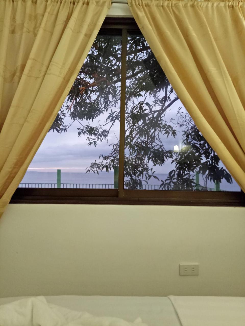 Meaco Hotel - Anilao Мабини Экстерьер фото